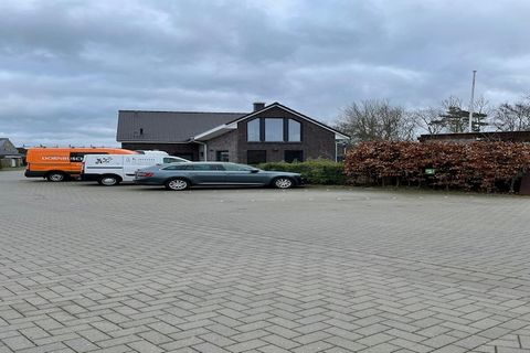 Dock with us and experience a wonderful holiday near St. Peter-Ordings beach. The family-friendly holiday apartment (55sqm) is located in a quiet cul-de-sac location with parking directly in front of the house. The apartment's own garden is completel...