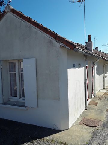 Jolie petite maison située à 840m du front de mer (plage port Giraud).De 34,5m2