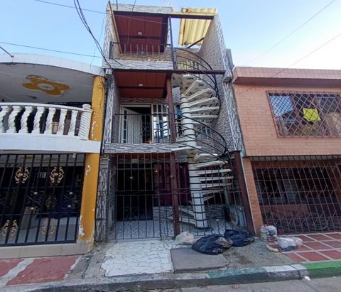I sell house in the Vallado neighborhood in the east of Cali, close to the city of Cali avenue, the sports center, schools, supermarket and access to public transportation. 3 floors end in roof Vehicular Area 68 mts It consists of: first floor: livin...