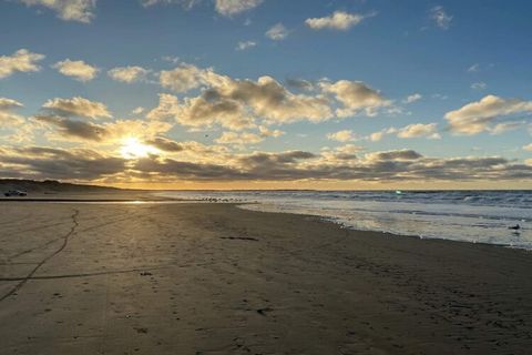 På en dejlig beliggenhed i Blokhus finder I denne skønne helårsvilla, som med sin placering giver let adgang til både byen, stranden og havet, men samtidigt giver rig mulighed for afslapning og hygge. Huset egner sig godt til den store familie. Rumme...