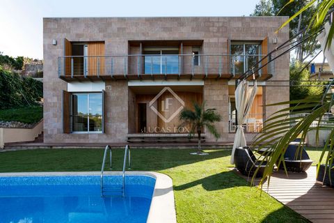Built in 2008, this very attractive 368 m² villa offers contemporary design which maximises the stunning mountain views with floor-to-ceiling windows throughout. The property enjoys beautiful sunsets. We enter the property through electric gates. The...