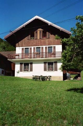 Individual chalet located 2.5km from St Gervais and its shops. You will access to the slopes using the BETTEX/MT D’ARBOIS gondola which is 2km away. Beautiful view on Mont Blanc. Ski-in/ski-out when good snow conditions. Surface area : about 100 m². ...