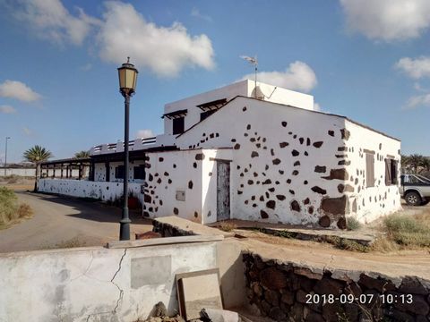 villa in La Oliva, in the center of the north of Fuerteventura. 3000 m2 of farm with 200 m2 built. In the middle of the tranquility surrounded by vulcanos and red earth. 5 bedrooms and 3 bathrooms. Kitchen, dining room and living room. Also interesti...
