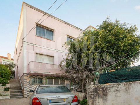 This spacious villa of 6 rooms located on the Hill of the Sun, a few 10 minutes from the Pontinha Metro station and easy access to road routes connecting the center and outside the city is currently used as T4, and its six rooms allow, in this buildi...