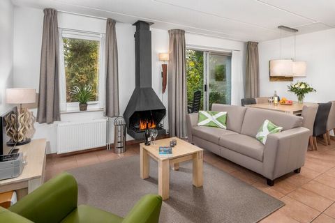 Cette maison de vacances rénovée se trouve dans le parc de vacances Het Drentse Wold. La maison de vacances dispose d'un salon avec une belle cheminée et d'une cuisine bien équipée au rez-de-chaussée. Il y a également une chambre avec deux lits simpl...