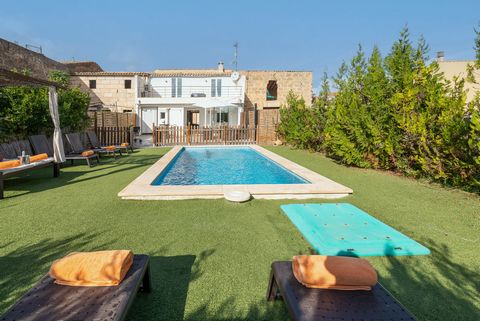Dit prachtige huis in Mallorcaanse stijl gelegen in Llubí heeft een privé zwembad en een capaciteit voor 8 gasten. De buitenkant van het pand is ideaal om te genieten van het mediterrane klimaat. Je vindt er een privézwembad met zout met afmetingen v...