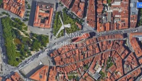 Verkauf eines Gebäudes, das als Historische Zone von Porto klassifiziert wurde, zur Sanierung. Ein Grundstück mit einer Baufläche von 579m2 wartet auf die Genehmigung des PIP, um die Baufläche zu vergrößern. Gebäudes  mit Potenzial für Wohnraum oder ...