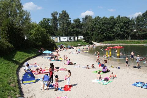 Met 5 slaapkamers is deze mooie villa in het Limburgse Arcen groot genoeg voor 10 personen. Dat is ideaal voor meerdere gezinnen of een groep vrienden. Het park heeft een gedeeld zwembad waar je uren door kunt brengen. Het luxe vakantiepark Resort Ar...