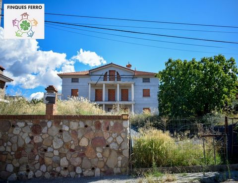 We presenteren een huis in aanbouw in L'Ametlla del Vallés Deze woning voldoet niet aan de gemeentelijke voorschriften omdat deze de maximaal toegestane hoogte overschrijdt. Zoals op de foto's te zien is, hebben we het over een huis in aanbouw, onafg...