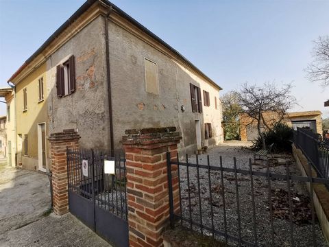CASTIGLIONE DEL LAGO (PG), Petrignano del lago: detached house on two levels of 120 sq m consisting of: Ground floor: living room with fireplace, hallway, masonry kitchen, storeroom and bathroom; First floor: three bedrooms, large hallway and bathroo...