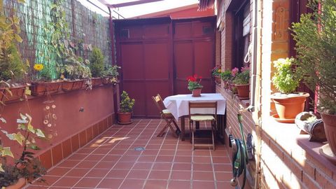 Magnificent penthouse apartment with patio and solarium in San Sebastián De Los Reyes Praderón area, very bright, 15.00 m2 of terrace, 2 bedrooms, a bathroom, property in good condition, equipped kitchen, west facing, wood. The upper floor is a solar...