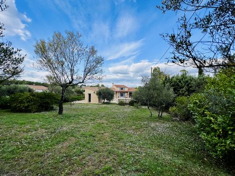 1,5 km from the centre of Le Val, charming Provencal villa offering exceptional volumes: 200 m2 habitable space and additional 135 m2 of which a large 86 m2 garage. A long alley edged with olive trees leads to the property, at the ground floor: an en...