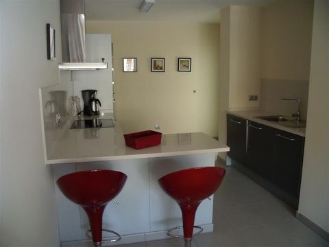 Dit mooi gemeubileerde en nieuw gebouwde appartement vindt u in Rosas, Costa Brava, in de provincie Gerona, Catalonie. Rosas ligt aan de noordkust van de Golf van Rosas, ten zuiden van Cape Creus. De accommodatie is onderdeel van een gezellige woonwi...