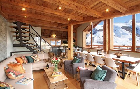 On the grounds of Venosc, the Chalet Le Chambertin is ideally located 250 m from the slopes of the Deux Alpes resort. From your vacation rental you will enjoy a superb panoramic view from the terrace. Local shops are 300 m away, convenient for your d...