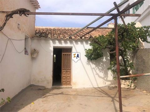 Verlaagd om te verkopen. Gelegen in het kleine dorpje Los Marines (Periana), in de provincie Malaga, Andalusië, Spanje, is deze meer dan 100 jaar oude Cortijo een geweldige kans voor een hervormingsproject. Dicht bij de stad Periana, een populaire Sp...