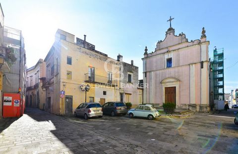 ARADEO - SALENTO - LECCE In the heart of the historic center of Aradeo we offer for sale a characteristic apartment which is part of the ancient Convento degli Olivetani. The property is located on the first floor and it consists of two independent b...