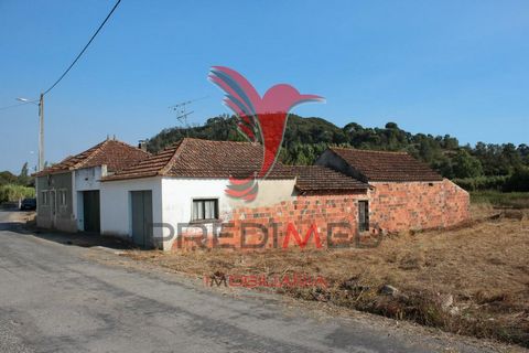 Country house in the village of Arruda dosPisões with good sun exposure. Very quiet village with cafes, mini market and petrol pump. Four bedrooms, hallway and toilet. Kitchen and living room in open Space with fireplace. Several annexes that allow t...