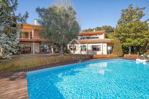 Lucas Fox presents this exclusive single- detached house located in one of the most exclusive residential neighborhoods in Girona, close to the most prestigious international schools in the area. It has quick access to the city centre and is perfectl...