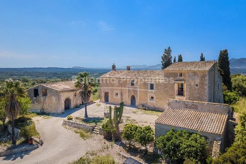 Esta antigua y majestuosa finca está situada en el centro del tranquilo e idílico campo de Mallorca, se ubica en un inmenso terreno de 415.000 m2, la casa principal y otras dependencias suman aprox. 1.146m2 de construcción. Todos los edificios necesi...