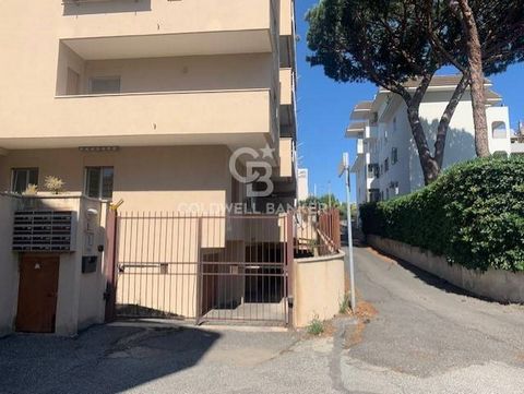 Santa Marinella, in Via IV Novembre, offers for sale a garage of 15sqm, internal height 2.47, paved with good ease of maneuver. Features: - Garage