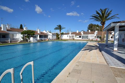 2 bedroom flat on the beach of Riumar, in the Salvagina complex, 2 minutes walk from the promenade and beach bars. In the communal area there is a bar for the service of the community of owners, and a large swimming pool. The flat consists of 52m² di...
