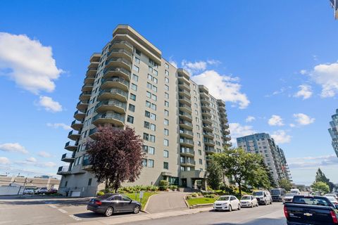 Magnificent turnkey condo, warm and bright. It is located in a sought-after and peaceful area in Repentigny (between Île-Lebel park and Saint-Laurent park). Numerous shops, restaurants, quick access to the highway, marina, and much more. Very sunny c...