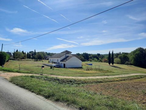In the beautiful countryside of Gavaudun, not insulated, this large bright house opening due SOUTH of recent construction offers on one level 155 m2 of living space + a mezzanine of 16 m2. A living room (about 70 m2) large kitchen/dining room, living...
