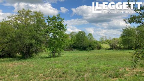 A19745 - Located on a former wild truffle field, flat land of 8000m2, with certificate of urbanism. Several beautiful mature trees bring personality to the place. It is an intimate green setting because set back from the access road. Less than 20 min...