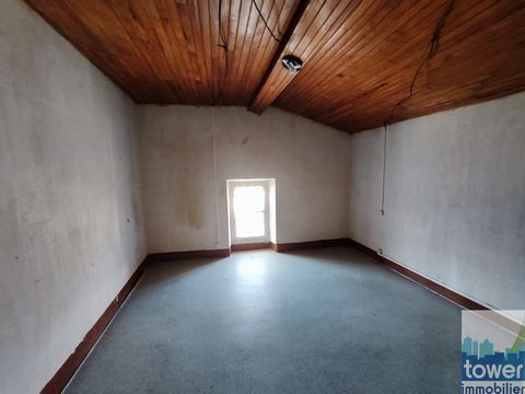 Large house of 280m2 to renovate. The set consists of 3 floors of about 90m2 each. Ideal for an investor, but also for a large family home. All in a pleasant village close to all amenities. Vincent from the TOWER IMMOBILIER agency available on ... of...