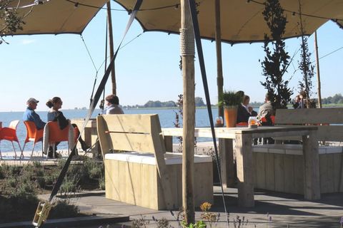 Dit vrijstaande en gelijkvloerse chalet staat op het kleinschalige vakantiepark Resort Markermeer, direct aan het gelijknamige meer. Het ligt op 3 km. van het plaatsje Bovenkarspel en op 4 km. van het gezellige centrum van het historische stadje Enkh...