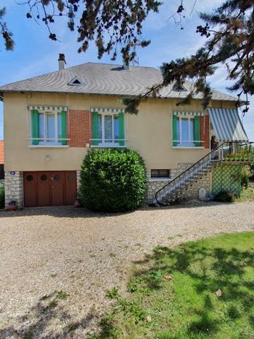 Close to the Valley of painters, 3h00 from PARIS, quiet area of Argenton sur Creuse, near the city center, this pleasant detached house on 2647 m2 of fully enclosed and wooded land, will seduce you. (adjoining a plot of 5075 m2). It consists of a ver...