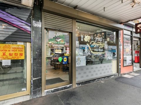 * Located in the heart of Richmond Business Center * Commercial Zone 1 * Large area -- approx. 206m2 * Double-storey building with 2 bedrooms * Currently the landlord is running a restaurant with a capacity of 150 guests * There are many other restau...