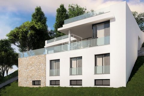 Esta exclusiva villa está situada en una tranquila zona residencial en Costa den Blanes, en la costa suroeste de Mallorca. La propiedad de 650 m² está se encuentra en una parcela de 1.400 m² con una gran piscina, rodeada de un jardín. La casa de dos ...