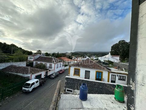 House very well located in the parish of terra-chã, consisting of: 2 bedrooms, bathroom, living room and kitchen Backyard with 1,460m2. Book your visit now!