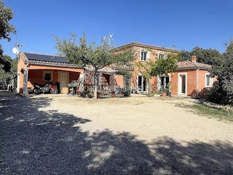 Provence, South Drôme - The Lord and Sons agency presents for sale this perfectly maintained 20 hectare estate, located in the south of Drôme, on the edge of Vaucluse, in the Côtes du Rhône and Côtes du Rhône Village appellations. The house, recently...