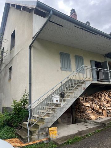 To renovate, semi-detached village house on 1 side offering 90m2 of living space on 2 levels with land of 1100m2. It comprises: on the ground floor: 2 cellars. Raised living level: 4 rooms, 1 kitchenette, 1 basic shower room, 1 toilet. Above: large r...