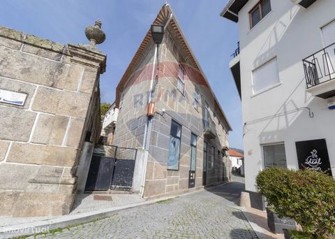 House T5 inserted in a plot of land with 1.143m2 in the center of the village of Santa Marinha do Zêzere; Close to all services and commerce; Mine water, small backyard and possibility of a commercial store. Come and see!