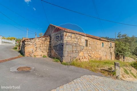 Maison à restaurer avec un terrain de 1.191m2, à 786 mètres du fleuve Douro. Avec la villa, nous avons à votre disposition 2 terrains à bâtir: un de 1 388 m2; un autre avec 1.340m2. Excellent terrain plat avec une bonne exposition au soleil. Situé da...