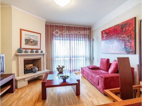 T2 in Mafamude (Paço de Rei). Elevated floor with unobstructed views and excellent sun exposure. Close to El Corte Inglés. 2 fronts. Living room with balcony. Kitchen with hob and oven. Independent laundry room and pantry. 2 full bathrooms. Detached ...
