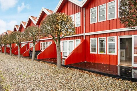 Typisches Ferienhaus in der charakteristischen roten Farbe und mit einzigartiger Lage direkt am Hafen von Ebeltoft. Es handelt sich um ein zweistöckiges Hause mit einer weißen, großen Küche, die mit dem Esszimmer offen verbunden ist. Außerdem schönes...