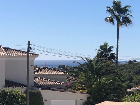For sale very well located villa above the area of El Portet, with small sea view. Approximately 1.5 km from the beach and the centre of Moraira. On totally flat plot with a garden, walled. Quiet area, in a cul-de-sac. Private. The house, on one floo...