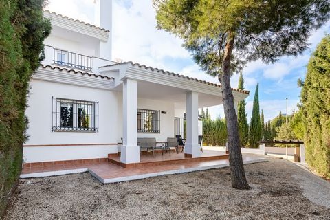 Semi-detached house with a fantastic garden on a 253m2 plot, with two bedrooms and a bathroom, with traditional architectural design elements. We have another model for €206,000 with a 414m2 plot and a total constructed area of 175m2. It has two bedr...