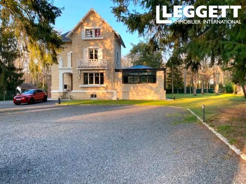 A25462JEH60 - Discover this superb property nestling in the prestigious Domaine du Lys Chantilly. Built in 1933, this three-storey stone house of character was completely renovated in 2013, using high-quality materials. It spans a total surface area ...