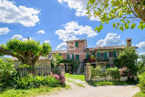 DESCRIPTION DE LA PROPRIÉTÉ : À seulement 10 minutes du centre historique de Gubbio, cette splendide propriété fait partie d'un complexe plus grand, situé dans une position ensoleillée et calme, mais facilement accessible. Conçue à l'origine comme un...