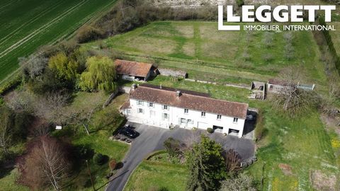 A29648NGA16 - Ruime woning gelegen op 30 minuten van Angoulême, en bestaande uit een prachtige eengezinswoning met 4 slaapkamers en twee kantoren, aangrenzende garage en werkplaats. Twee onafhankelijke werkplaatsen. Groot perceel met volledig omheind...