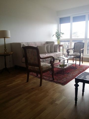 2/3-room apartment, 65m2, Saint-Cloud Val d'Or, furnished, 5th floor, lift. Large balcony/terrace of 12m3, view of Paris, Sacré-Cœur, Eiffel Tower, Bois de Boulogne, Paris la Défense. Entrance hall leading to Sallon/Dining room with large cupboard (2...