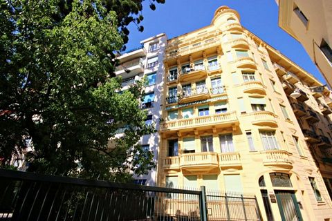 À vendre : Situé sur le Boulevard Dubouchage, cet appartement 2 pièces entièrement rénové est idéalement situé, à proximité de l'avenue Jean Médecin et à 5 minutes à pied du tramway. Situé au 5ème étage avec ascenseur d'un immeuble d'époque, il compr...