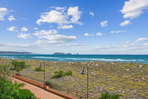 Spektakuläre Wohnung direkt am Strand von Pals mit weitem Blick auf das Meer und die Medes-Inseln. Das Hotel liegt im High-End-Komplex Golf Mar I, ganz in der Nähe der Geschäfte, Restaurants der Gegend und des prestigeträchtigen Golf de Pals. In der ...