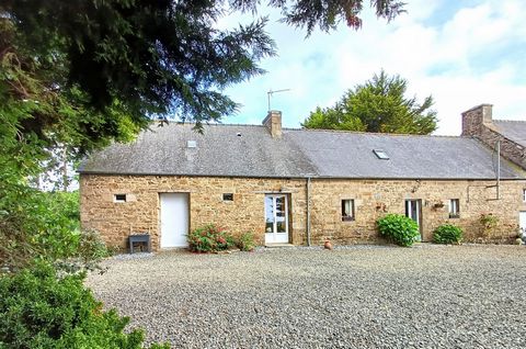 Triskel Immobilier presents you in Exclusivity this pretty house in the countryside of Trégrom. You will be seduced by the charm of this house, which is both well maintained and tastefully renovated inside and out. It is composed on the ground floor,...