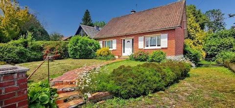 Maison individuelle bien située dans un petit bourg avec toutes les commodités nécessaires. Elle est composée au rez-de-chaussée d'une salle à manger salon avec cheminée feu de bois, d'une véranda donnant sur l'extérieur, d'une cuisine équipée, d'une...